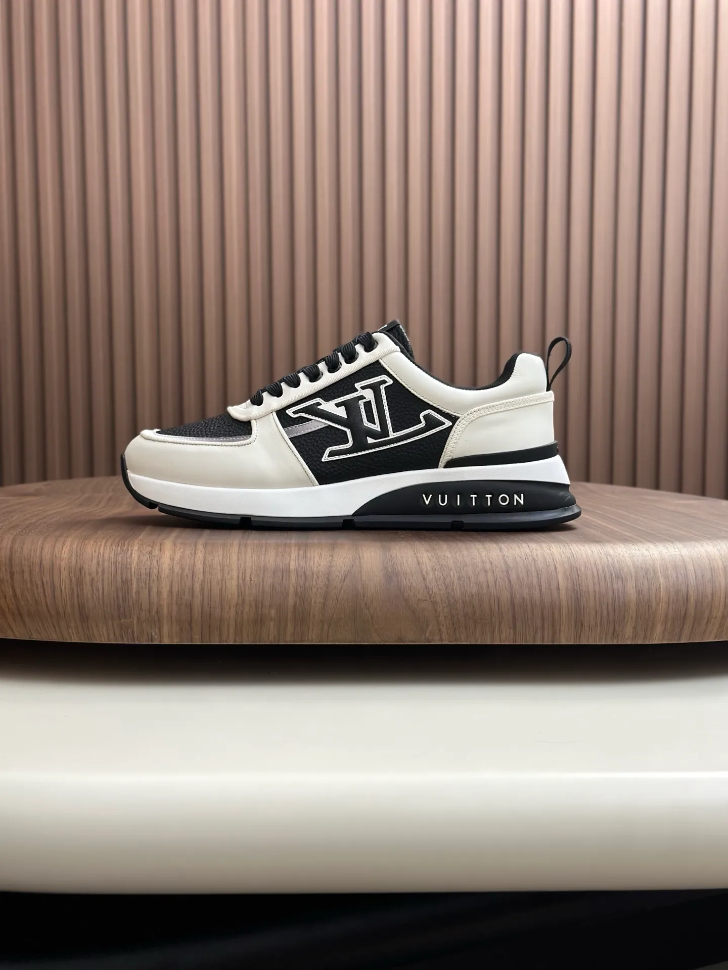 [L Family] Top P: 840💰 Size: 39-44 (38.45 can be customized) Lujia new color matching men's 🧍‍♂️trainer sneakers, this LV Trainer sneaker is made of soft grained calfskin, showing pure colors, the brand was born in 1854, the designer's handwritten brand logo is embellished on one side, virgil Designed by abloh himself, it is a very commemorative sneaker, the new LV Louis Vuitton trainer sneaker low casual sports culture versatile basketball shoes